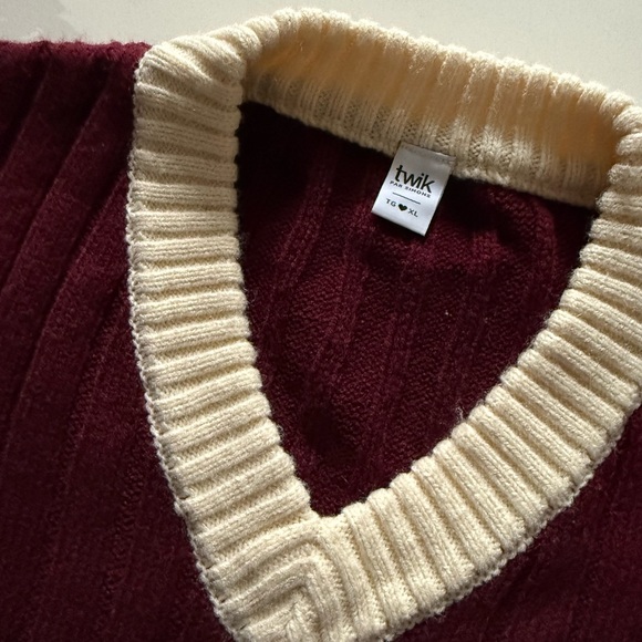 Men's Burgundy V-Neck Sweater - Picture 3 of 3